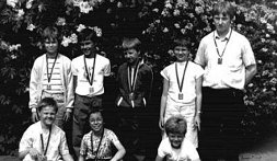 Sportfreund Gnauck mit Schützlingen (ca. 1987). Dabei die heutigen Spitzenspieler des Vereins M. Hoffmann, M. Weber, M. Breitfeld, S. Kiemann sowie Ulrike Heymann